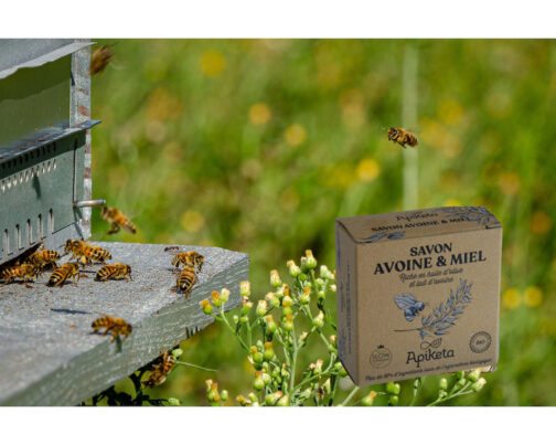 savon abeille en vol miel herbe naturel biologique