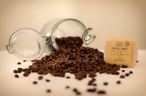 savon exfoliant au café grains bocal renversé